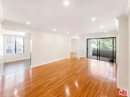 5009 Woodman Avenue #202 listing photo