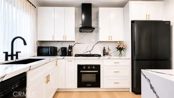1233 N Laurel #211 listing photo