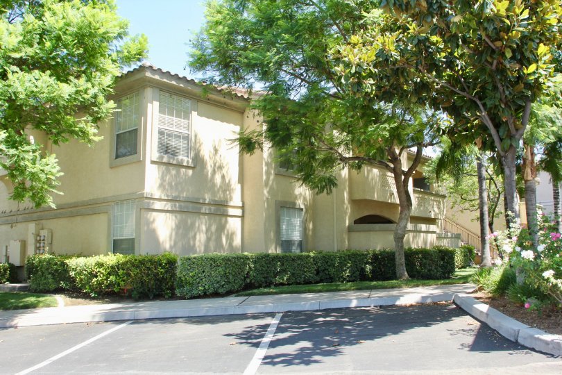 Sonata at Canyon Crest riverside California big size yellow color building the house huge room attached