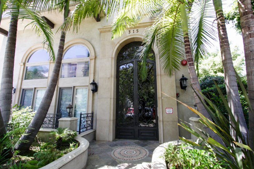The entrance into Willaman Villas in Beverly Center