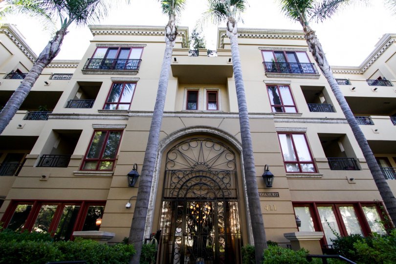 The entrance into The Oakhurst in Beverly Hills