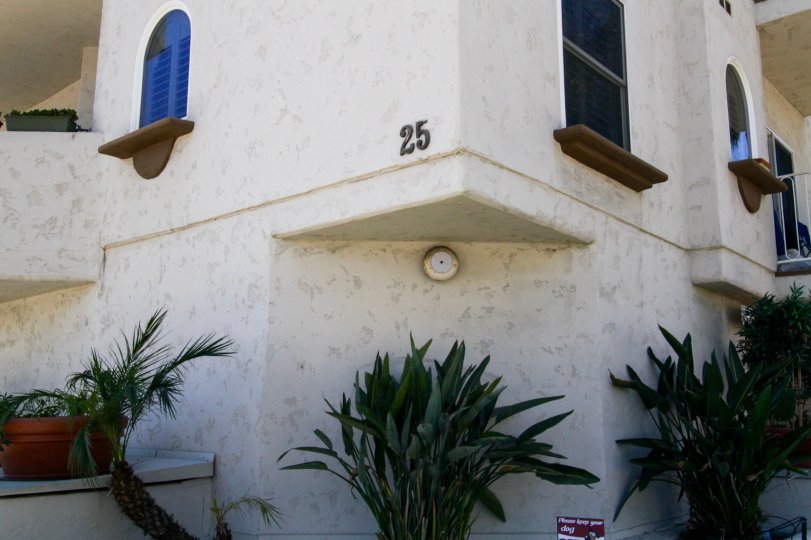 Address numbers on the corner of the Palacio Del Mar building