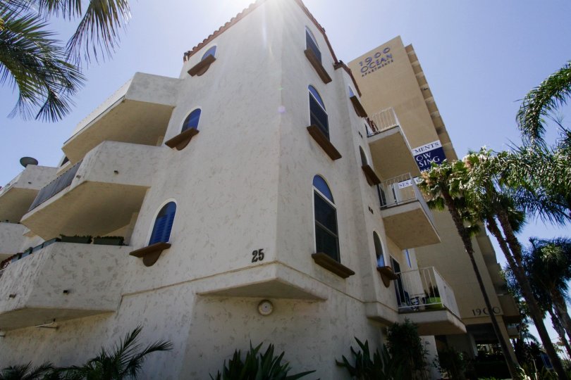 Corner building view of Palacio Del Mar