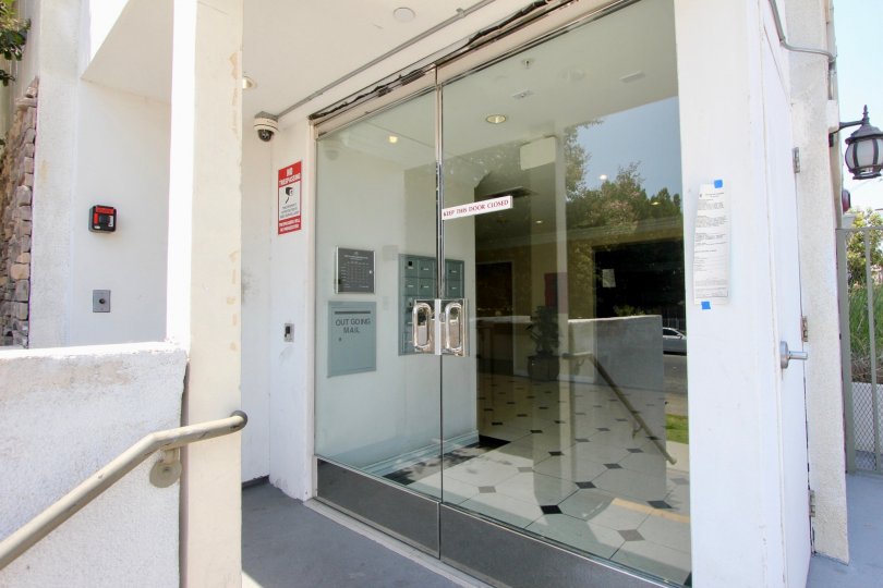 Close view of the entrance to Elmwood Villa, Hancook Park, California