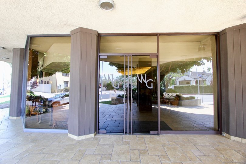 The glass front entrance to the Wishire Galleria in the community of Hancock Park, CA