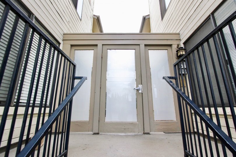 The main entrance into 1600 Redondo Ave