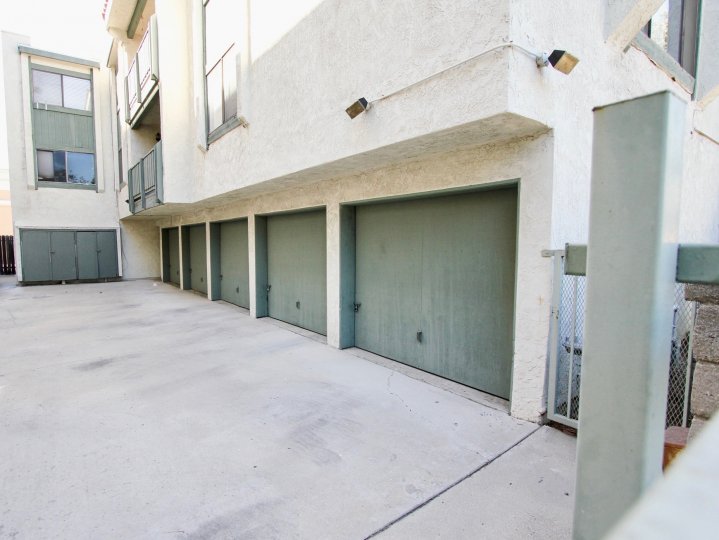 The garages at 4515 California Ave in Long Beach, California