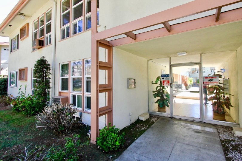 The entrance into Franklin Manor