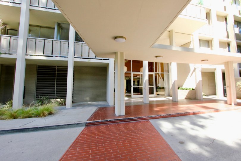 The entryway into Los Feliz Towers