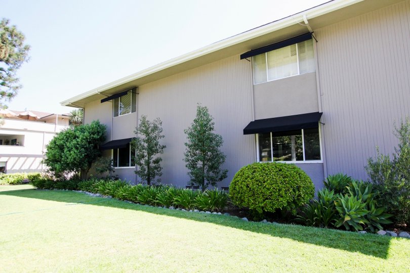 The windows in the building at 900 S Orange Grove Blvd in Pasadena, California
