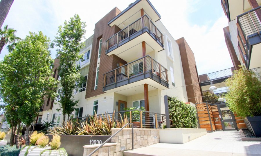 a brown building with trees in the front in primera terra