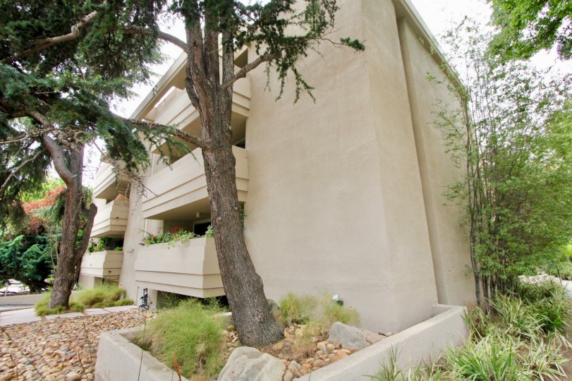 Charming gated community, Townhouse with covered parking, Dishwasher, Fireplace, and Laundry Features.
