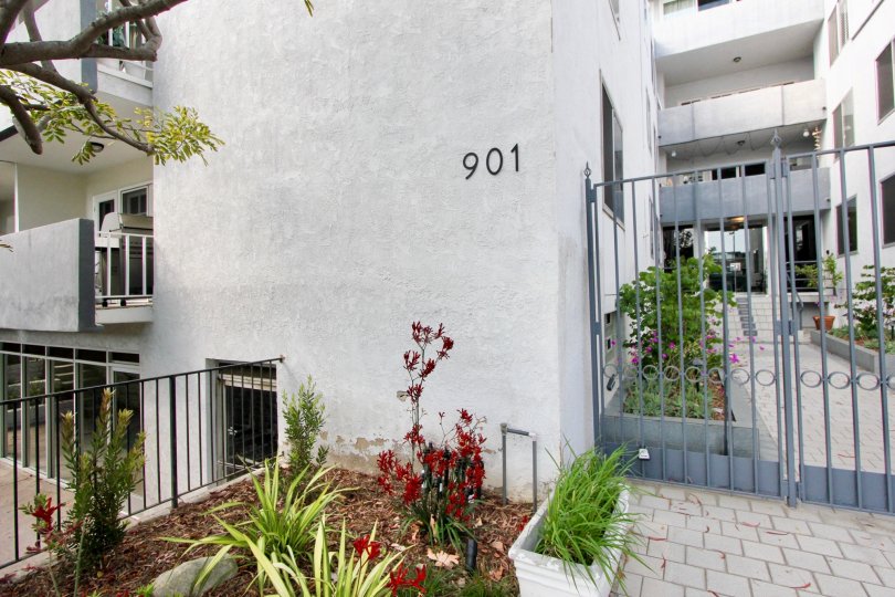 a beautiful white building in the 901 10th Street whit a grey door