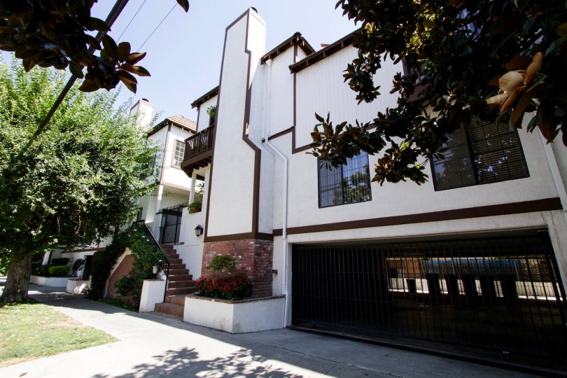 The parking at 14014 Milbank St in Sherman Oaks