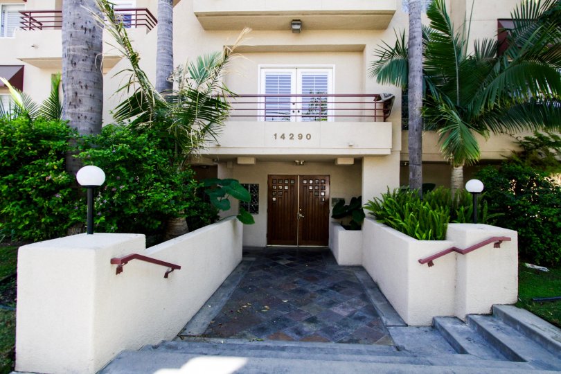 The entrance into 14290 Dickens St in Sherman Oaks