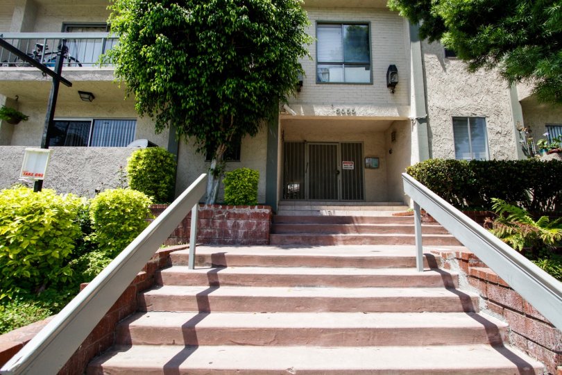 The staired entrance into Knollwood Villas in Sherman Oaks