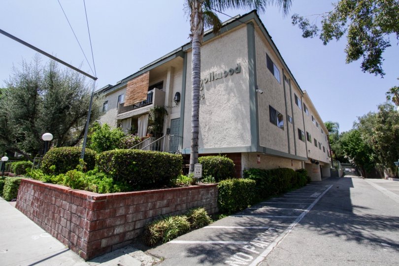 The Knollwood Villas name written on the building