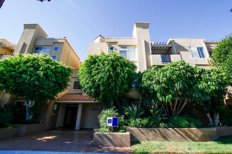 The building at 12633 Moorpark in Studio City