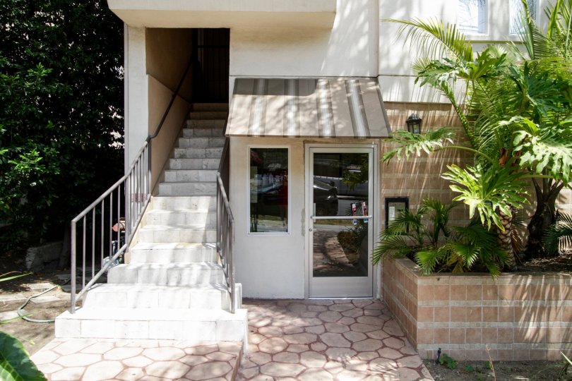 The entrance into 924 N Palm in West Hollywood