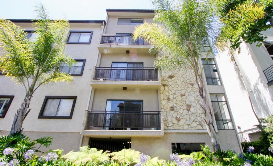 A SUNNY DAY IN THE CAMDEN MANOR. THE FRONT VIEW OF THE APARTMENTS IS ECOFRIENDLY