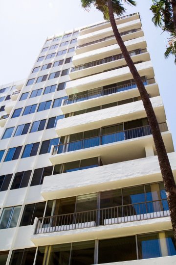 The entryway into the Wilshire Lencrest