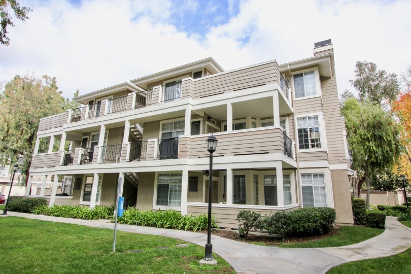 THE RESIDENCY IN THE CANYON VILLAS WITH THE LAWN, BALCONI, LIGHT, PLANTS, TREES