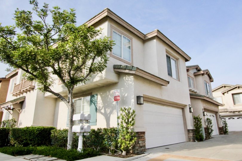 This VIsas Above Wood Canyon home offers two stories and convenient mailbox placement.