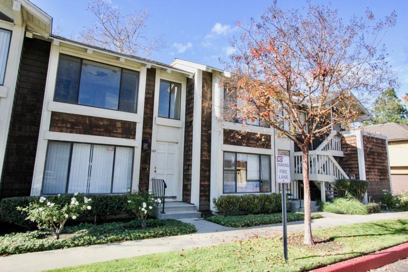 The front entrance of a home and walkway in Sutter Creek Townhomes Anahiem on a sunny day