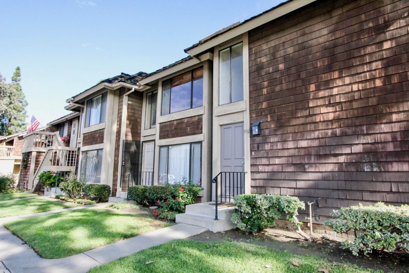 A beautiful day in the Sutter Creek Townhomes with a house and flag.