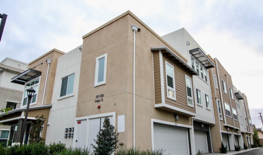 THE SIDE VIEW OF THE APARTMENTS LOCATED IN BUENA PARK ON THE FRONT MANY PLANTS ARE THERE