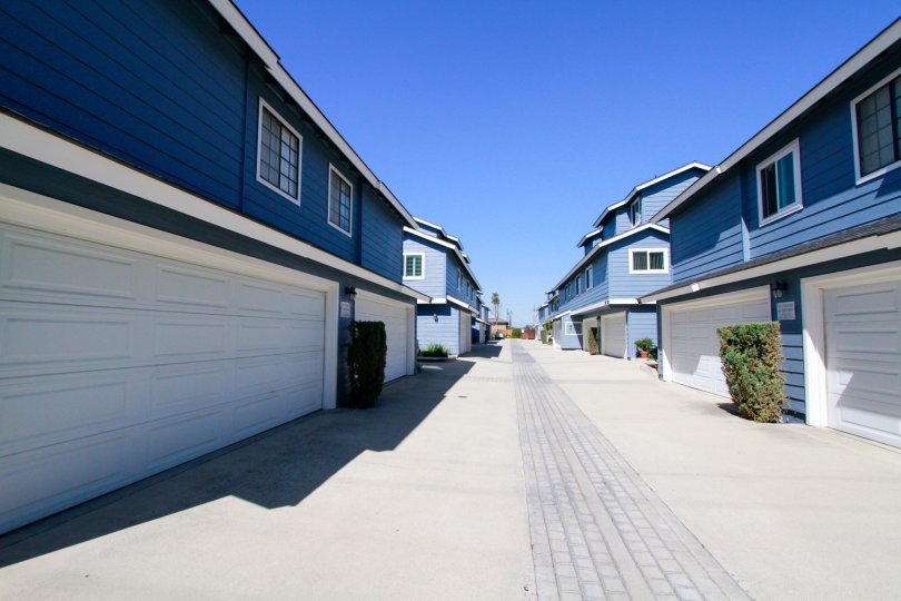 Harbor Pointe North Costa Mesa California bulding two side same huge building top floor blue color window glass attached ground floor white color