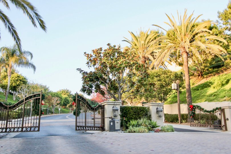 Two gates is open for a single way to apartment with lamp in Ritz Pointe