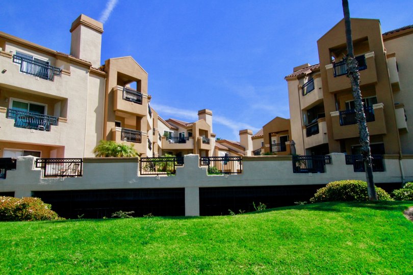 A huge apartment in the Huntington Bayshore with lawn, bridge and trees.