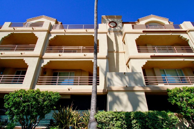 Huntington Harbour Bay Club Huntington Beach California buliding is very big huge balcony and steel attached center round shape dark biscuts color paint