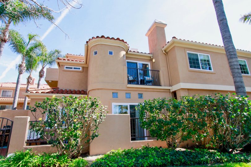 Villas Del Mar Huntington Beach California building is brown color paint apply glass window attached top floor round shape pillar attached