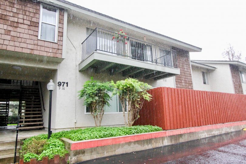 THE 971, 916 FLATS IN THE WOODLAKE VILLAS WITH THE PLANTS, UPSTAIRS