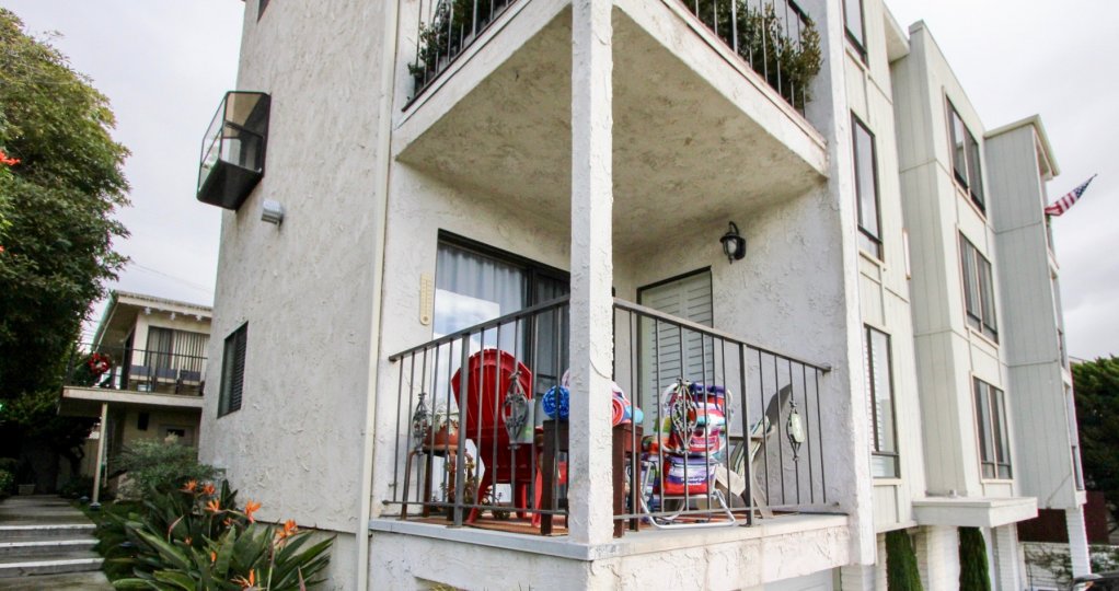 a warm day in the laguna north shores with a building that has balcony that could be seen on the both sides