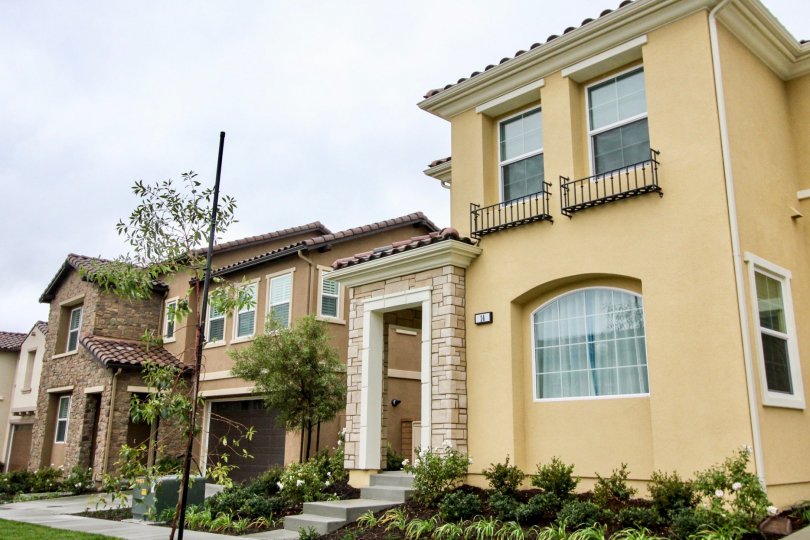 the Brookland house is the yellow palace of the lake forest city in california