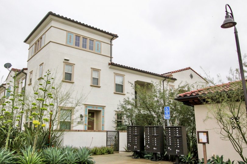 A SIGHT OF A BEAUTIFUL GRAND CREAM COLORED BUILDING WITH SOME GREEN AREA ON A FINE WHEATHER