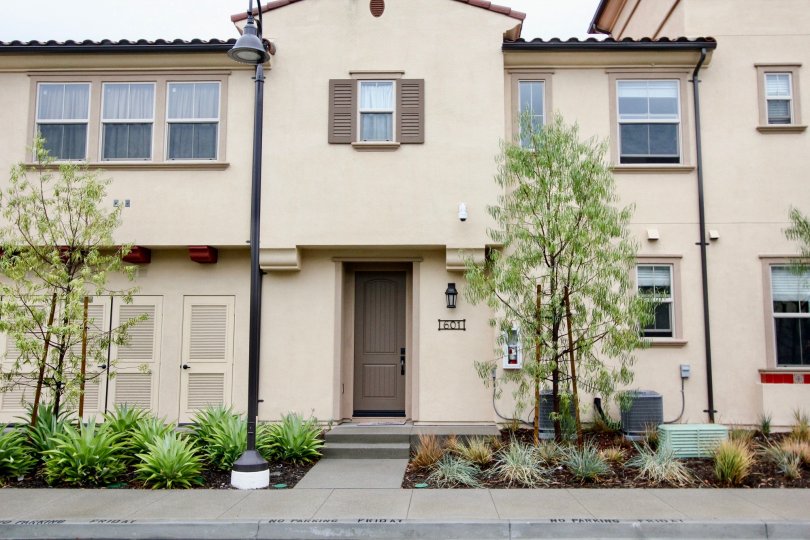 An ivory villa with street light and garden at El Paseo in the city of Lake Forest