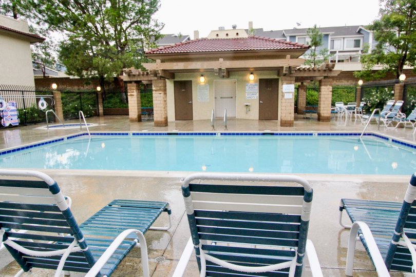 THE HOUSE IN THE TIERRA VISTA WITH THE SWIMMING POOL, LAMPS, CHAIRS, PLANTS, TREES