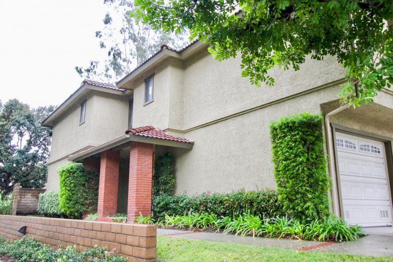 A cloudy day in the Tierra Vista with an old apartment.