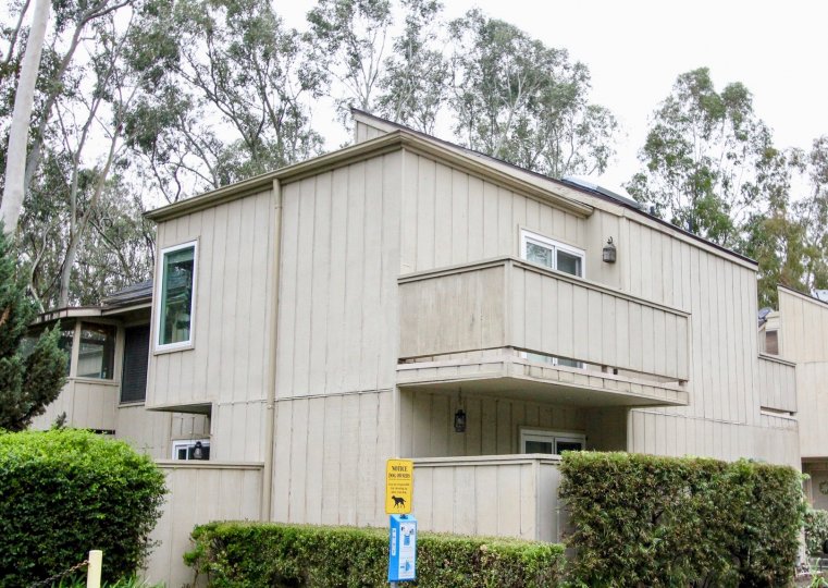 This lovely two story dwelling located in the Vista Verde Townhome community of Lake Forest, Calilfornia offers a lush landscape and tranquil view.