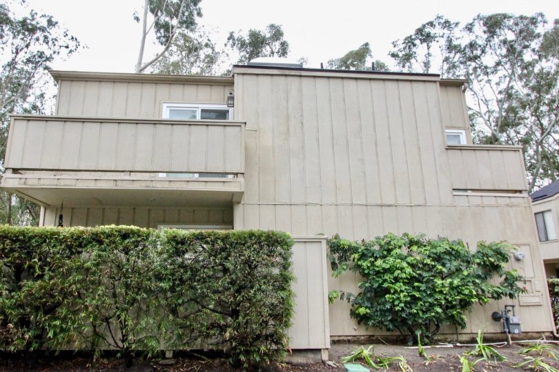 ultra modern home with lush grennery and balcony in Viste verde townhome communtiy in Lake Forest California