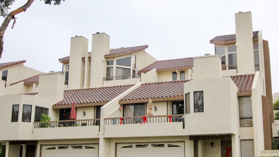 The Finisterra On The Lake condominiums are located in the city of Mission Viejo in the Mission Viejo North area. A gated neighborhood, that includes a swimming pool and access to the Lake Mission Viejo and it's beaches, The Finisterra On The Lake complex
