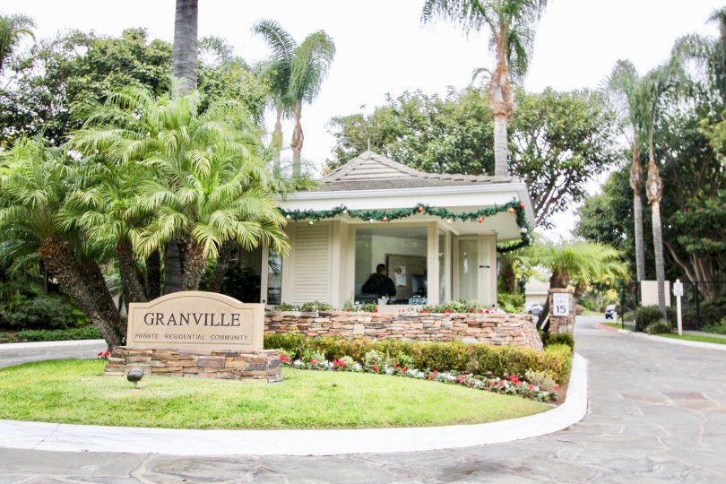 THE CUTE HOUSE IN THE GRANVILLE WITH THE GRASSLAND, TREES, PLANTS