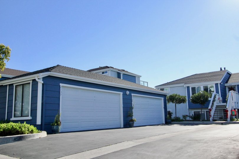 A clear sky above blue color building in the Faire Harbour.