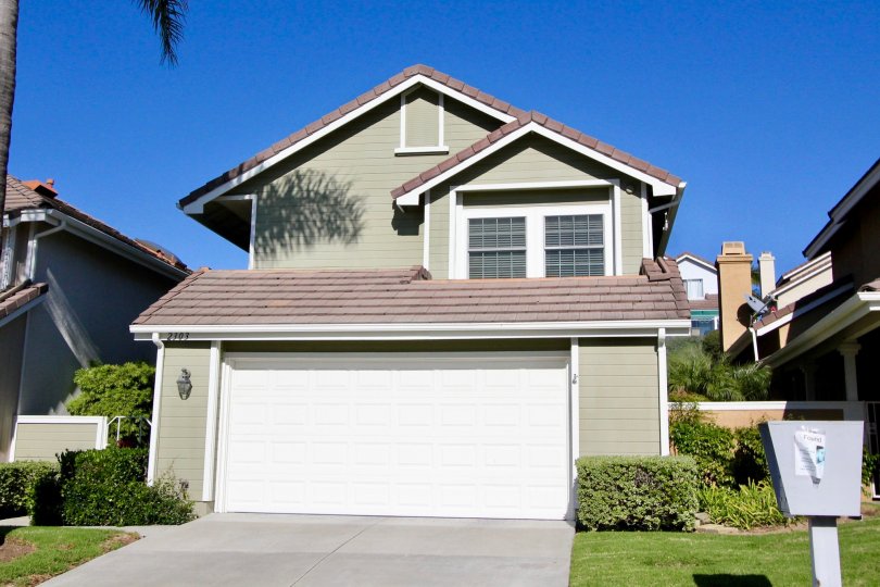 THE 2303 HOUSE IN THE NEW PROVIDENCE WITH THE PLANTS, LAWN