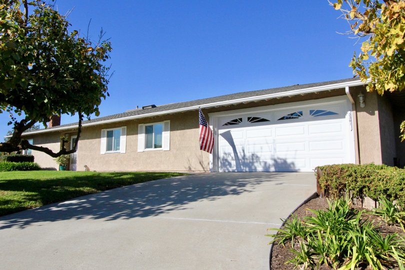 THE APARTMENT IN THE SEASCAPE VILLAGE WITH THE FLAG, TREES, LAWN