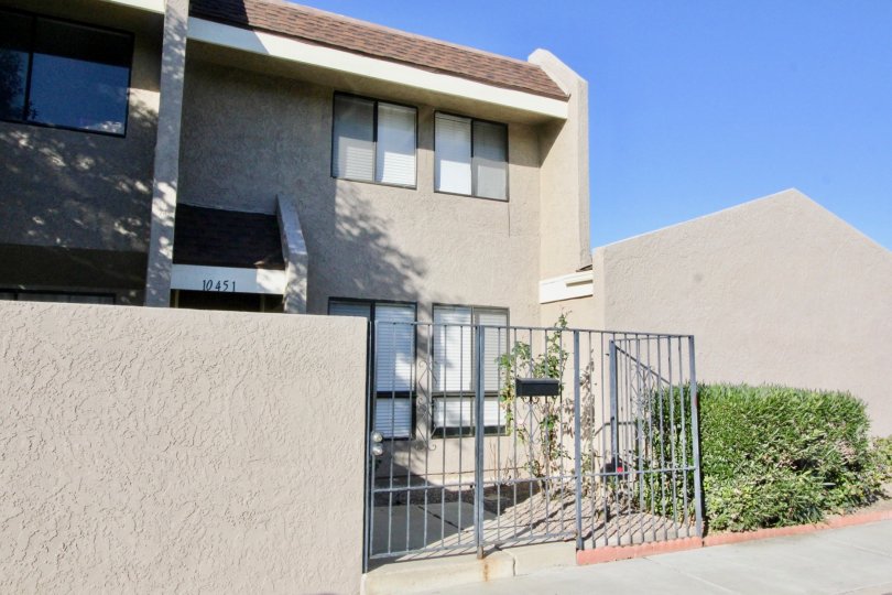 THE 10451 APARTMENT IN THE STANTON PARK TOWNHOMES WITH THE PLANTS